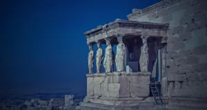 Importancia de la Acrópolis de Atenas: Símbolo de historia 1.0 4 Importancia de la Acrópolis de Atenas